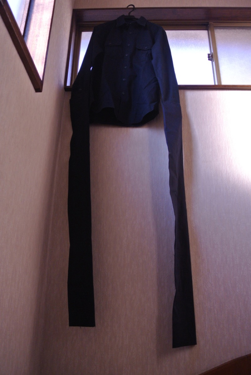 Illustration for article titled Embarrassed By Selfie Sticks, Man Creates a "Selfie Arm"